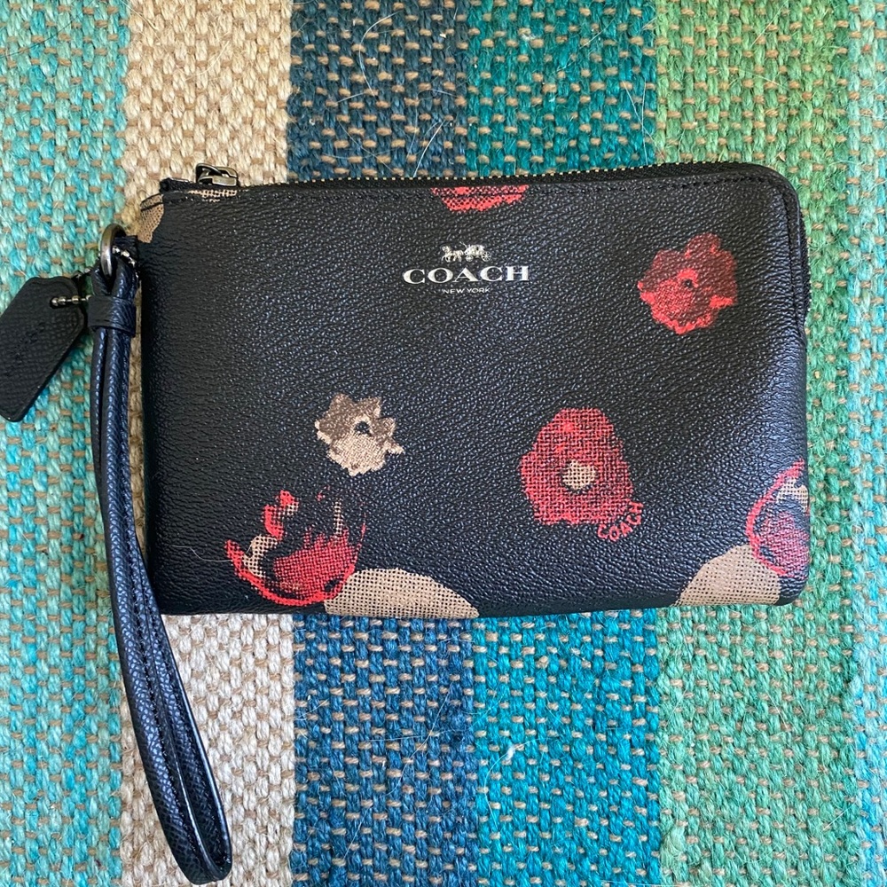 Coach Wristlet 🌹